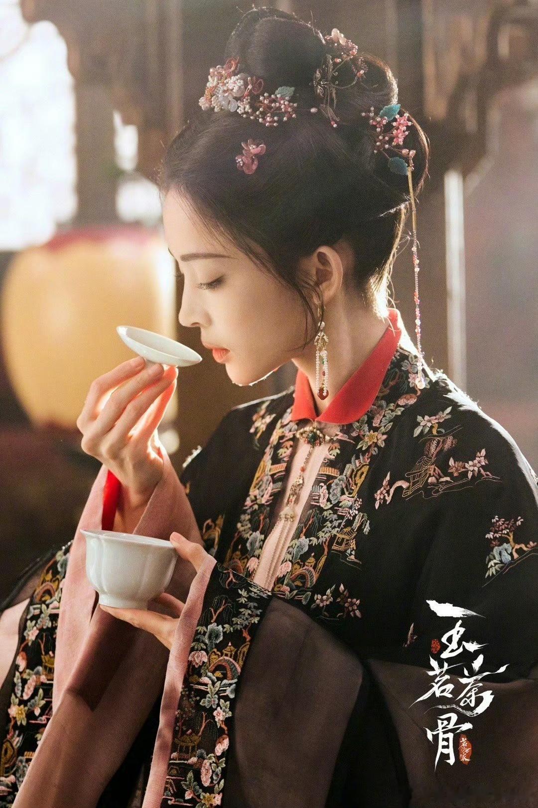 侯明昊娜扎红绸系良缘海报 娜扎美到失语！红绸象征的缘分里，她的含蓄互动满是浓情，