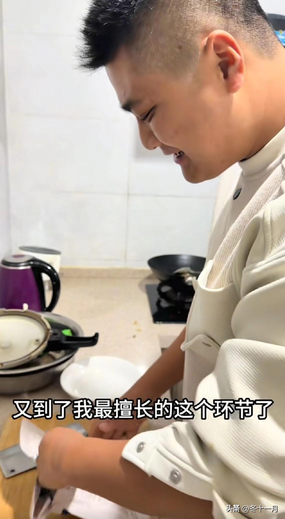 双胞胎哥哥朱进的侧脸照，跟他那个双胞胎弟弟多像啊！可惜虽然是一母同胞，却已经成路