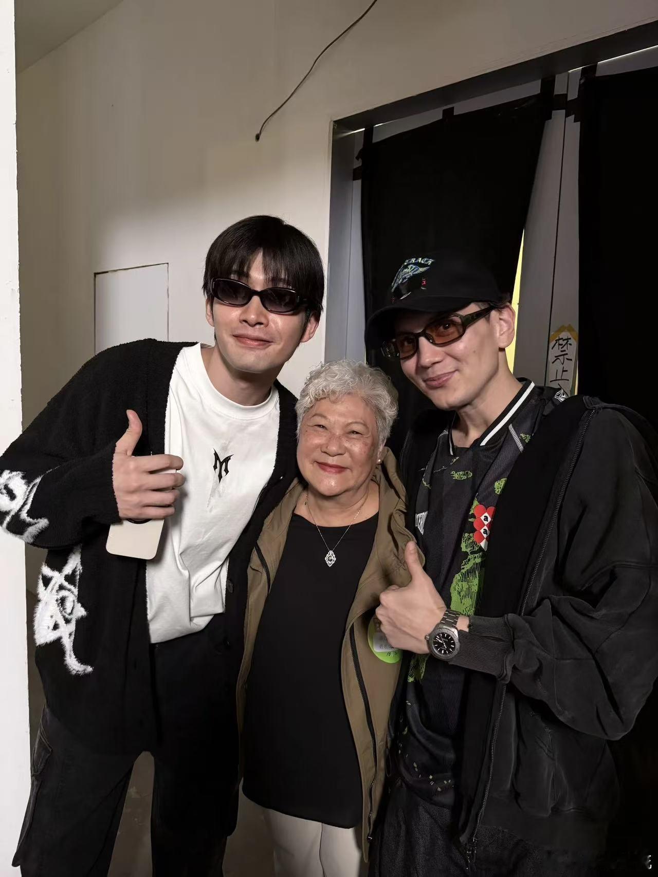 余文乐带女儿追星米卡披荆斩棘 谁被披荆斩棘这个小片段打动，余文乐带着女儿现身四公