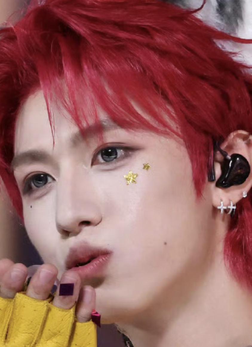脸上贴的也是黄色星星✨🥺🥺🤲🤲朱志鑫红发 .朱志鑫收拾收拾准备出圈了 ​