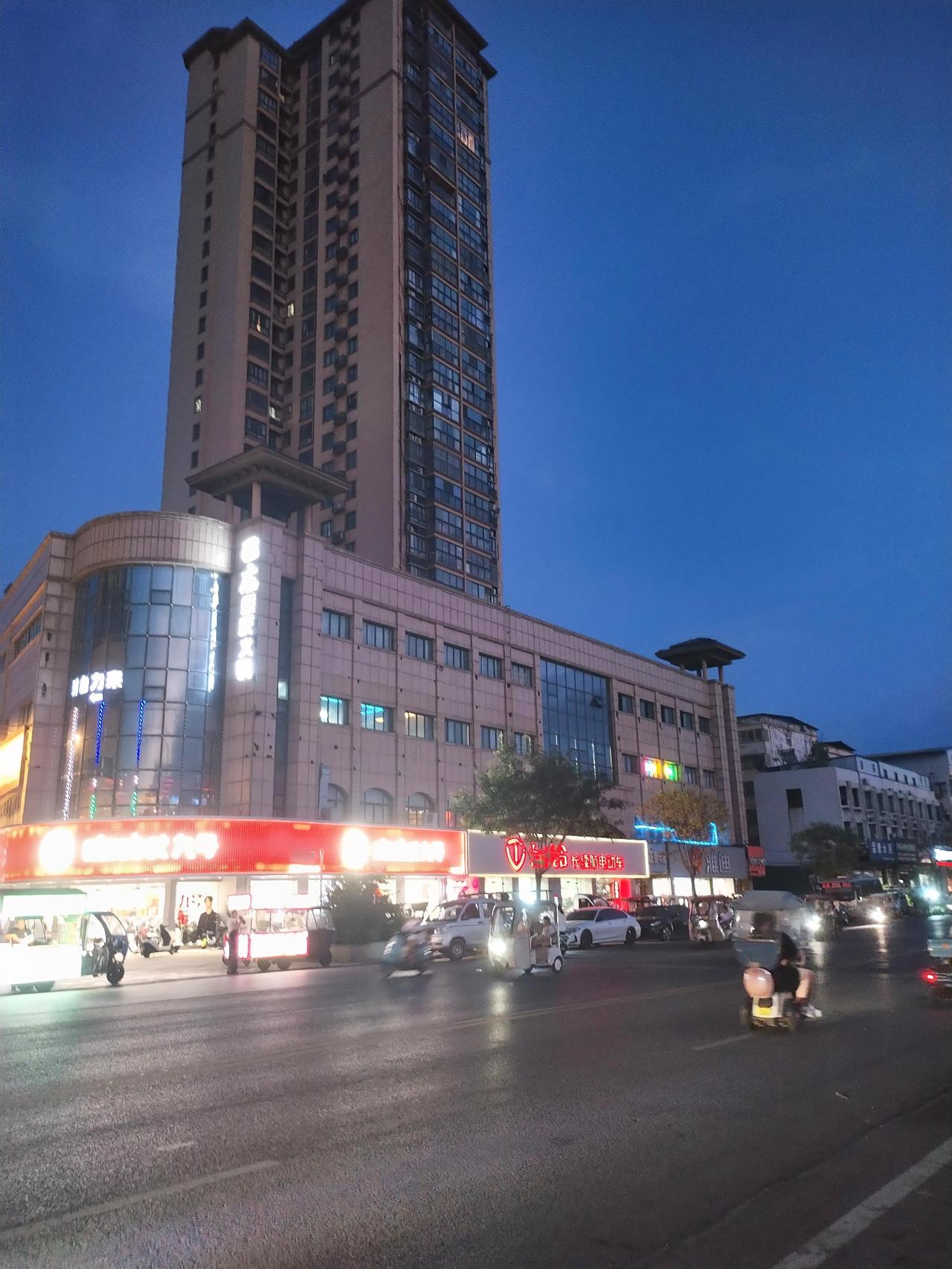 昨天晚上从沈丘惊天市场回河南时，走到东关世衡桥头，看到夜色阑珊随手拍下这美丽的景