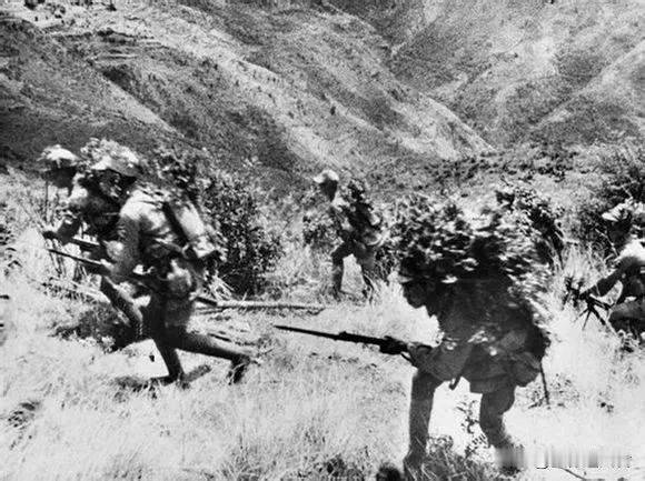 80年前，滇西战场，中国远征军士兵向日军驻守的松山要塞发动猛攻。松山战役前后打了