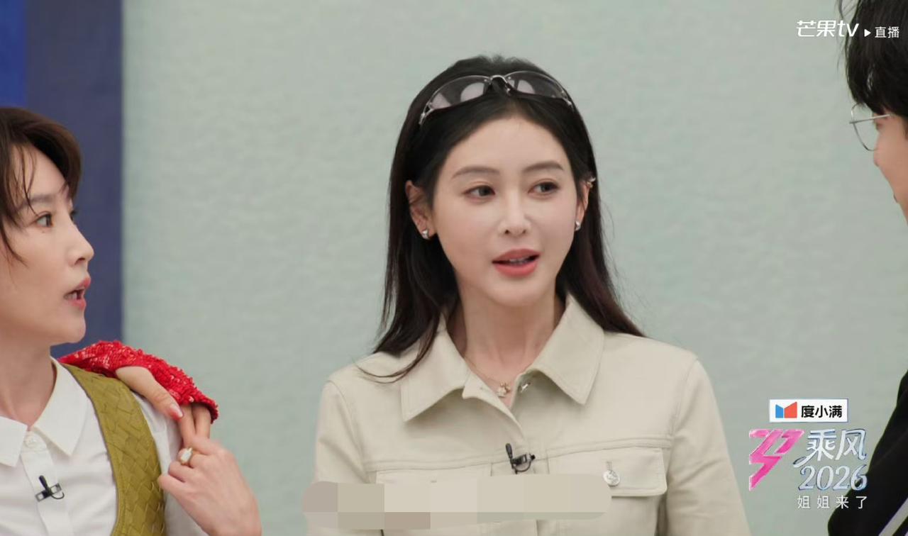 张天爱变样了，刘嘉玲变蔡明！
今天的微博热搜这两个姐姐高居其中。
先说张天爱，作