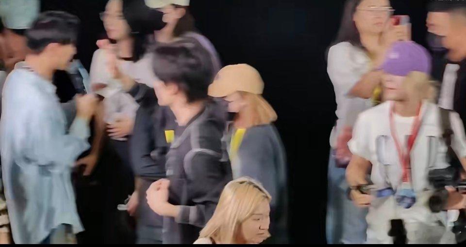 柯淳像一匹活泼的斑马喜欢他演的短剧斑马哥的舞台掌控力绝了！这波互动满分，期待新作
