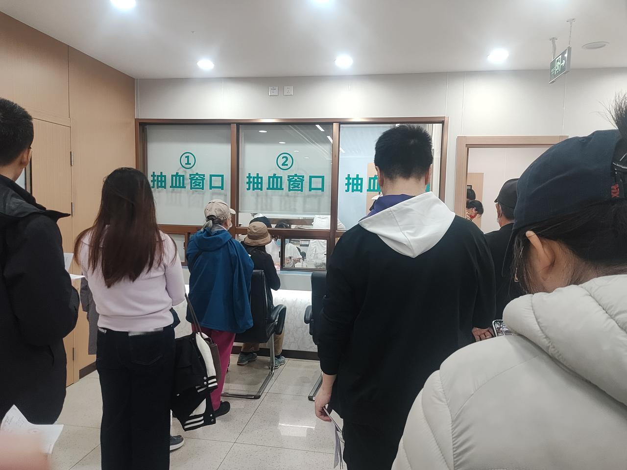 今天一大早来静脉血检测
没想到抽血窗口依然排大队

为糖尿病所累呀