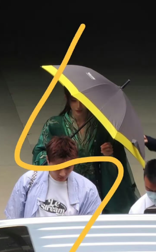 宝宝穿深绿也好好看 