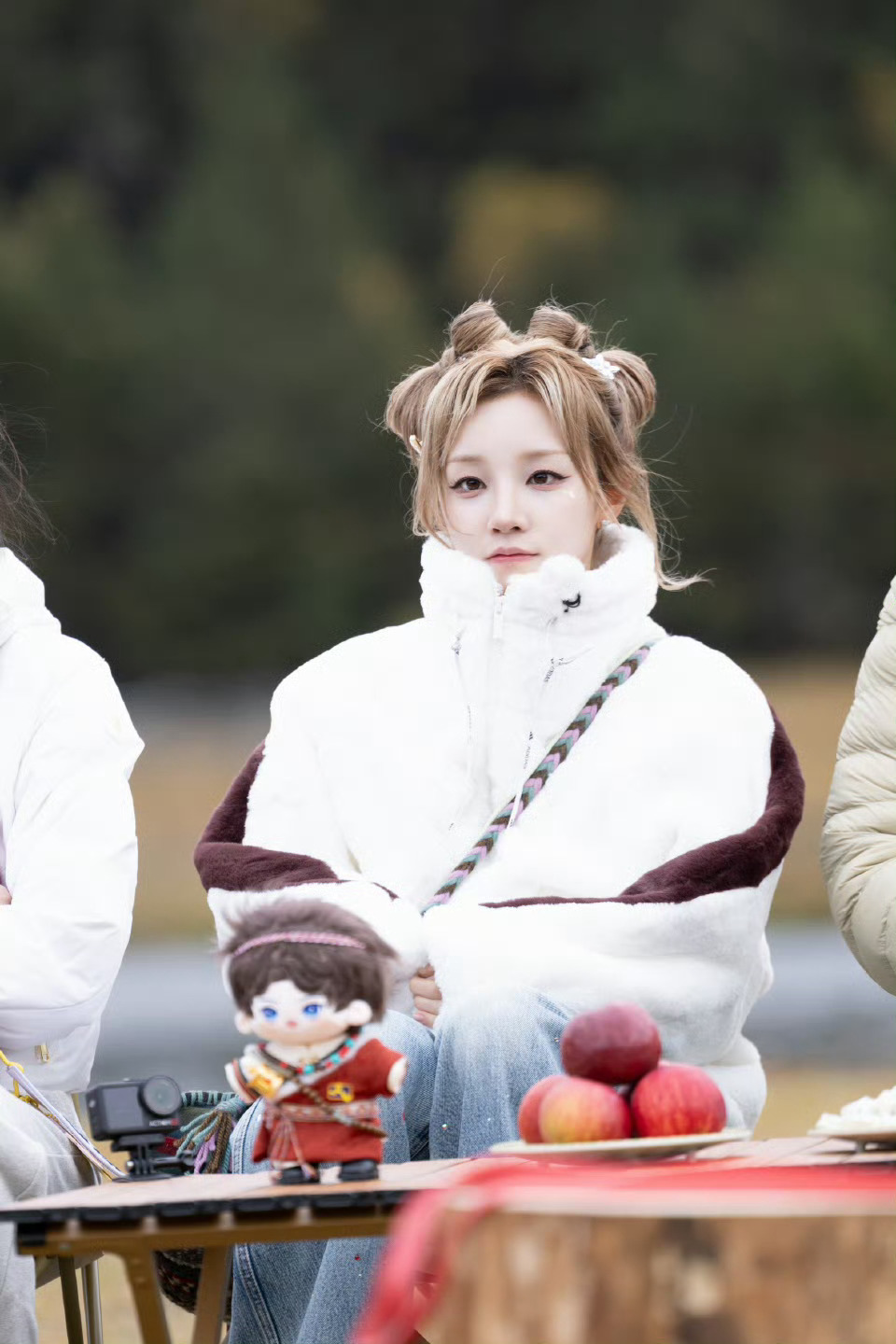 宋雨琦给汪苏泷送了鲜花 一束鲜花连着两张笑脸！宋雨琦手写祝福的心意太暖，汪苏泷收