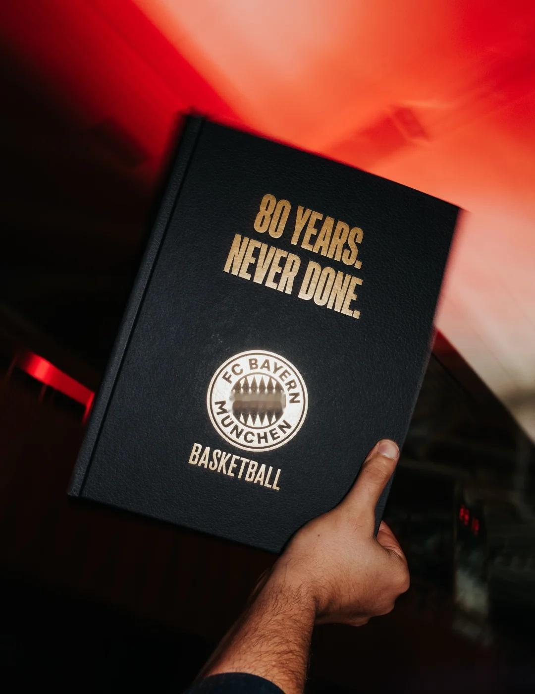FC｜80 YEARS NEVER DONE
🇩🇪
	
一本书
一座旧体育馆