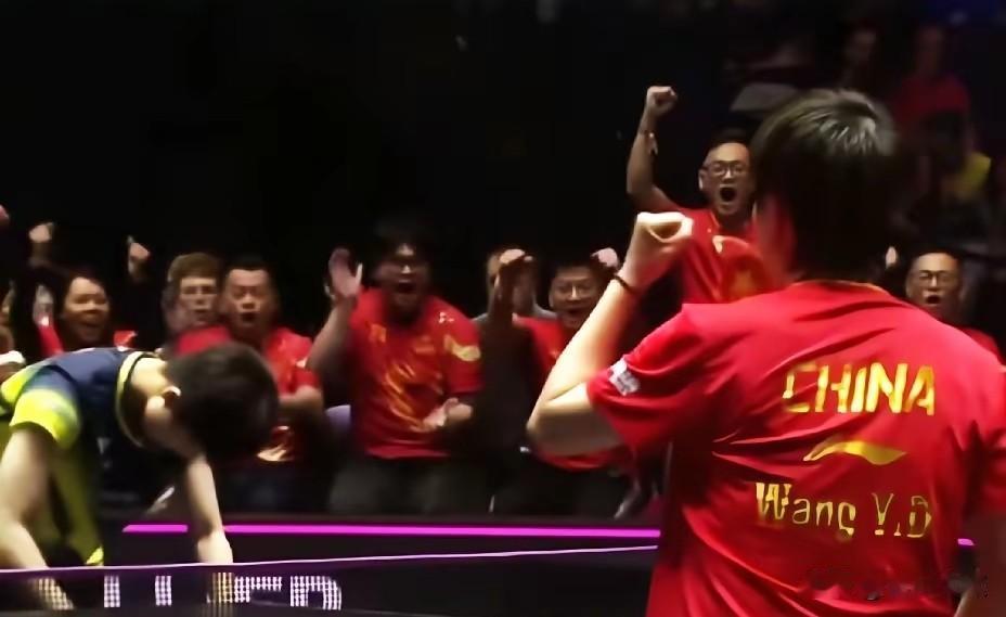 昨天王艺迪能4:3胜温特取胜，首先要感谢这群穿红衣的球迷。

蒙特利埃现场球迷，