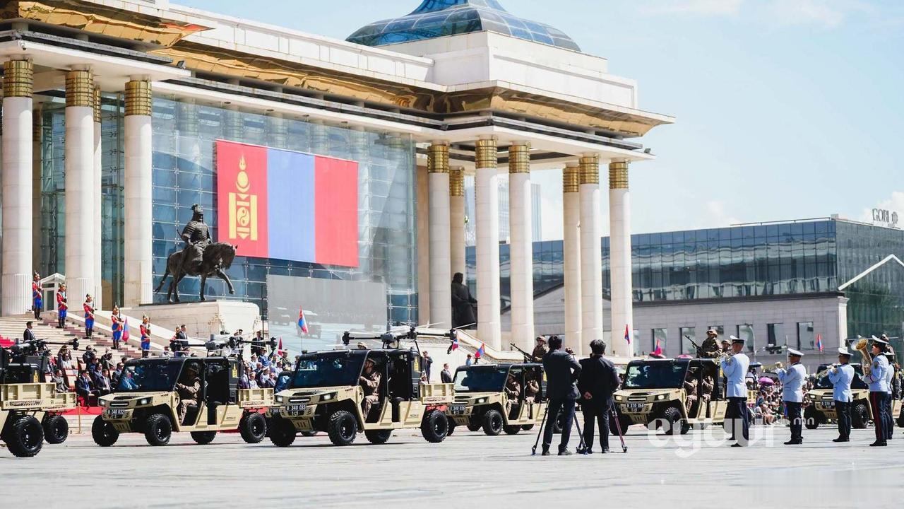 蒙古阅兵式上的三款新装备，两款中国制造的“小四轮”，一种用俄制底盘自己手搓装甲车
