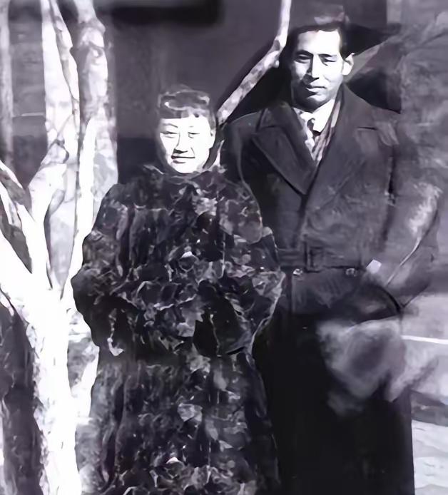 1938年，两名卧底夫妻假戏真做结为真夫妻，妻子牺牲后丈夫一生未娶，7年后原本牺