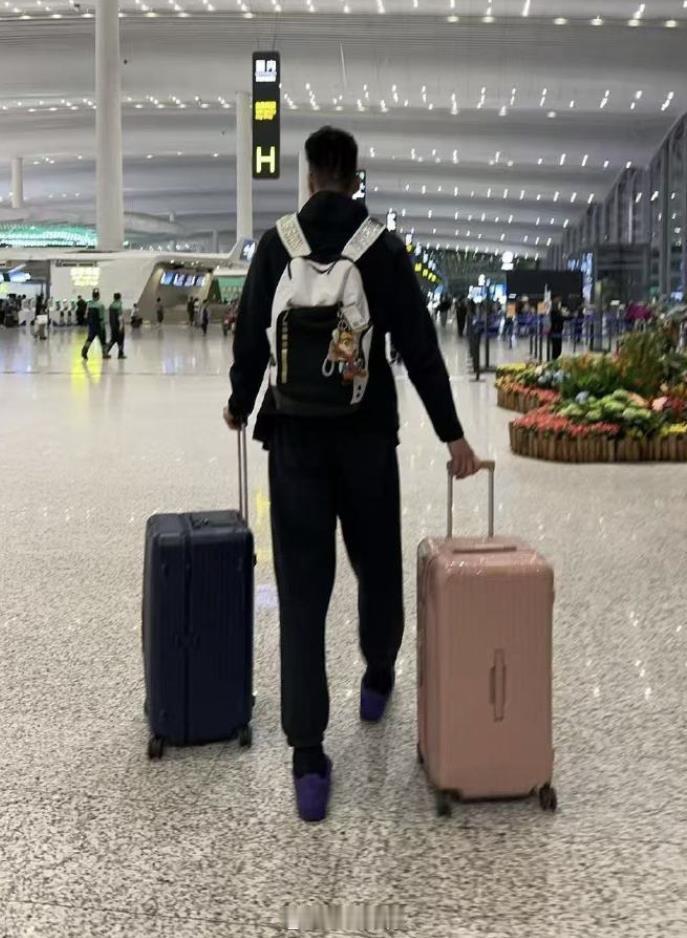 看到余嘉豪返回西班牙，不打全运决赛。查了下，全运期间，他们队正好没比赛，完美错开