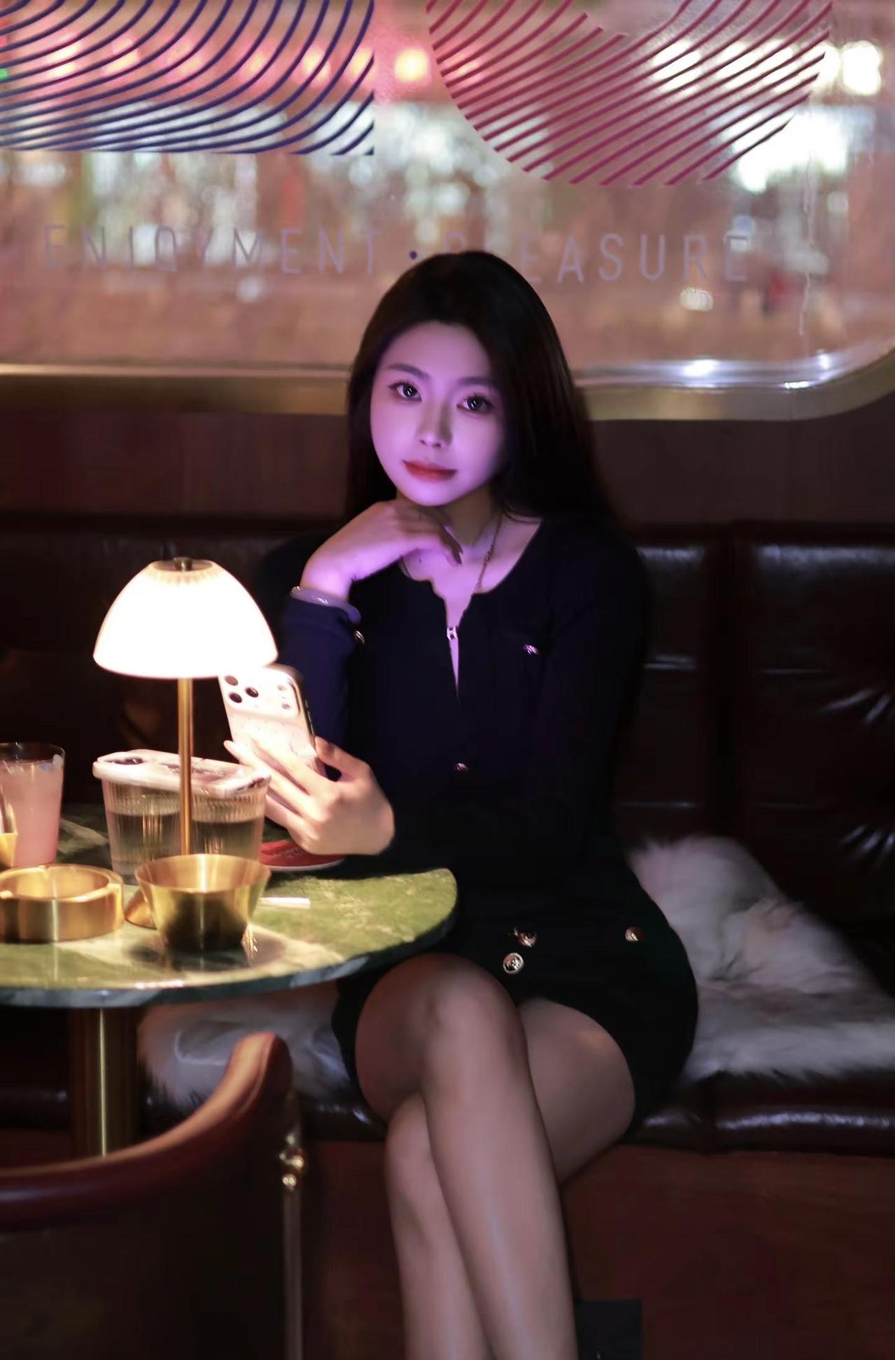 每个人都是容器 可以用酒精 欲望 Money填满 当然了最好用爱越夜越迷人 酒吧