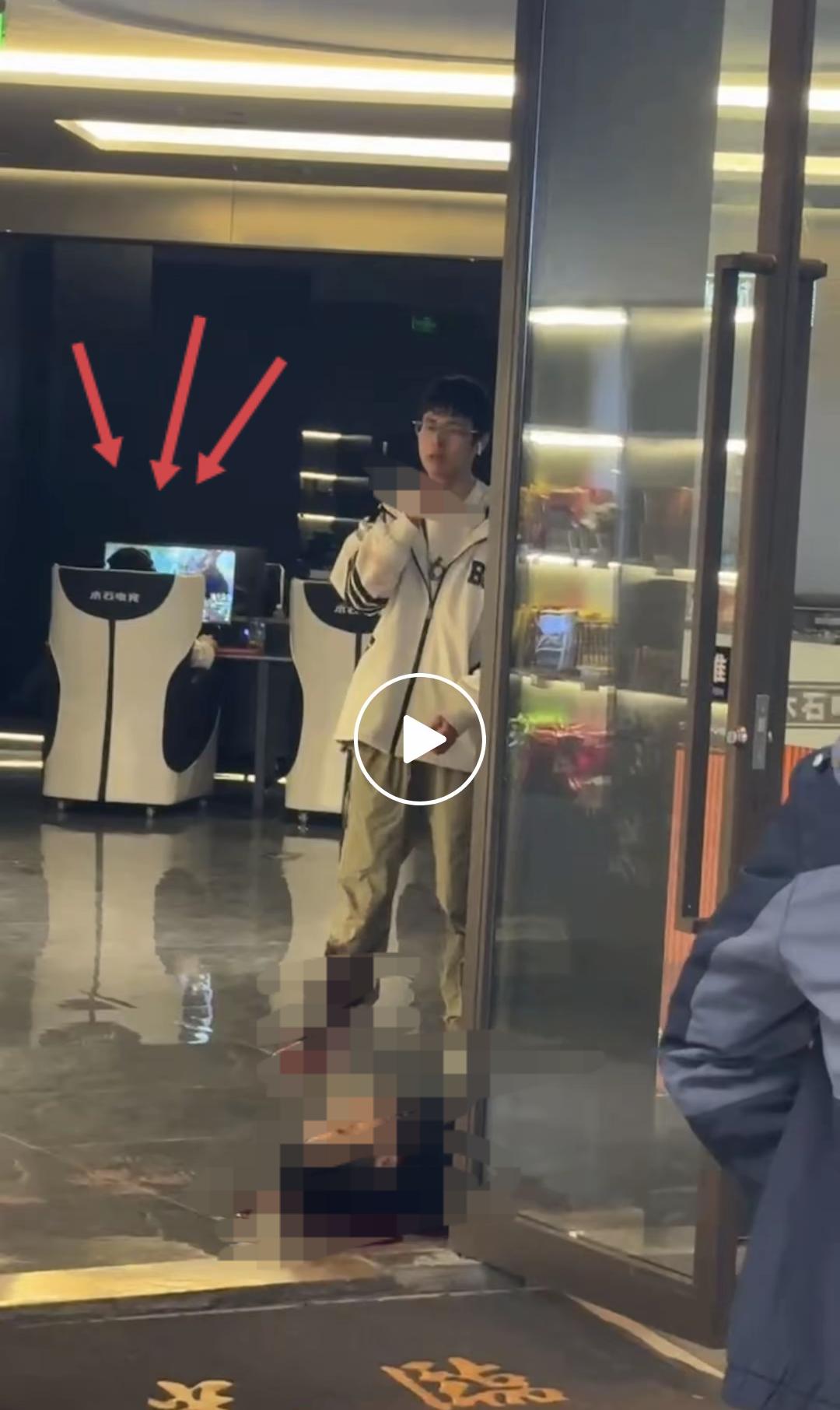 #成都一男子在网吧内持刀行凶#后面那个打游戏的淡定哥，出来澄清了，一共4点。
1