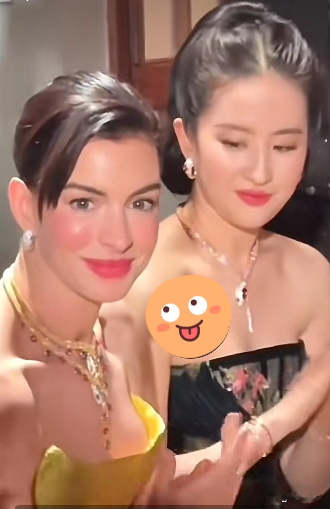 粉丝：神仙姐姐你在瞟啥？
刘亦菲：看下她得衣服
粉丝：衣服有啥好看的呢？
刘亦菲