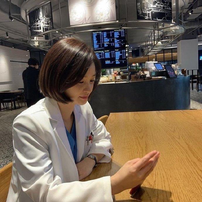 又把头发剪成这样了。上次剪完第二天我就把它扎起来了，这次剪完心想，我就不扎就不扎