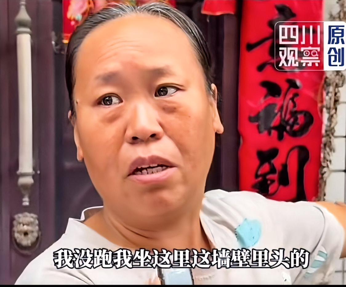 阿姨亲眼目睹“女儿墙”倒塌的过程。

下午5点过后，全村人都到坐齐准备吃席了，阿