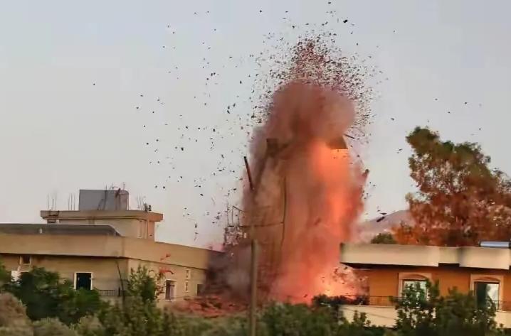 一枚导弹突然从空中呼啸而至，在俄罗斯记者身边爆炸，这不是电影特效，而是3月19日