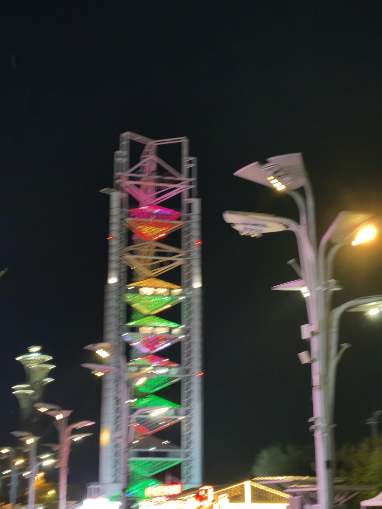 北京奥林匹克公园着实是个宝藏之地。它拥有标志性的“鸟巢”和“水立方”，白天望去，