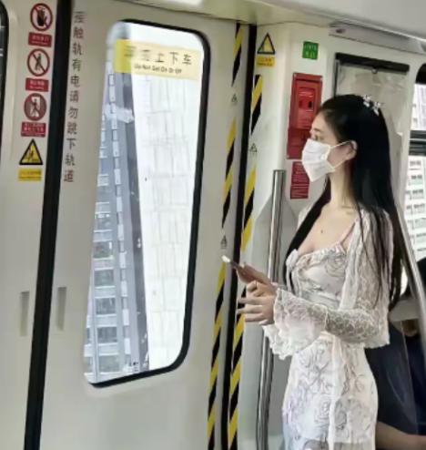 “打光棍！”网上传出一位大龄剩女发的结婚条件，只要满足她的要求，她立马就嫁。网友