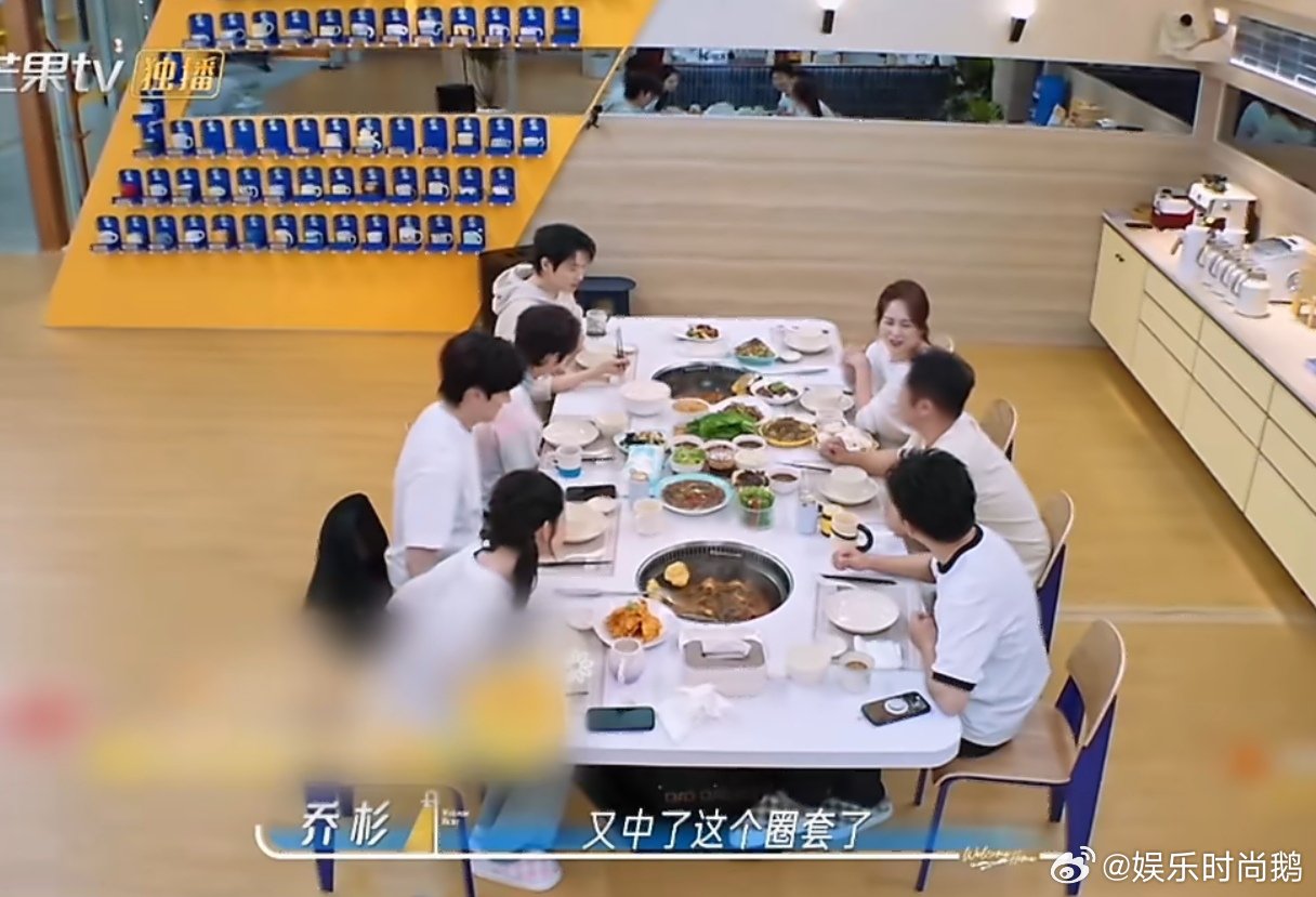 何炅高情商输出收获哇声一片何炅一句话把所有人哄成翘嘴 现场氛围轻松热闹，何炅凭借