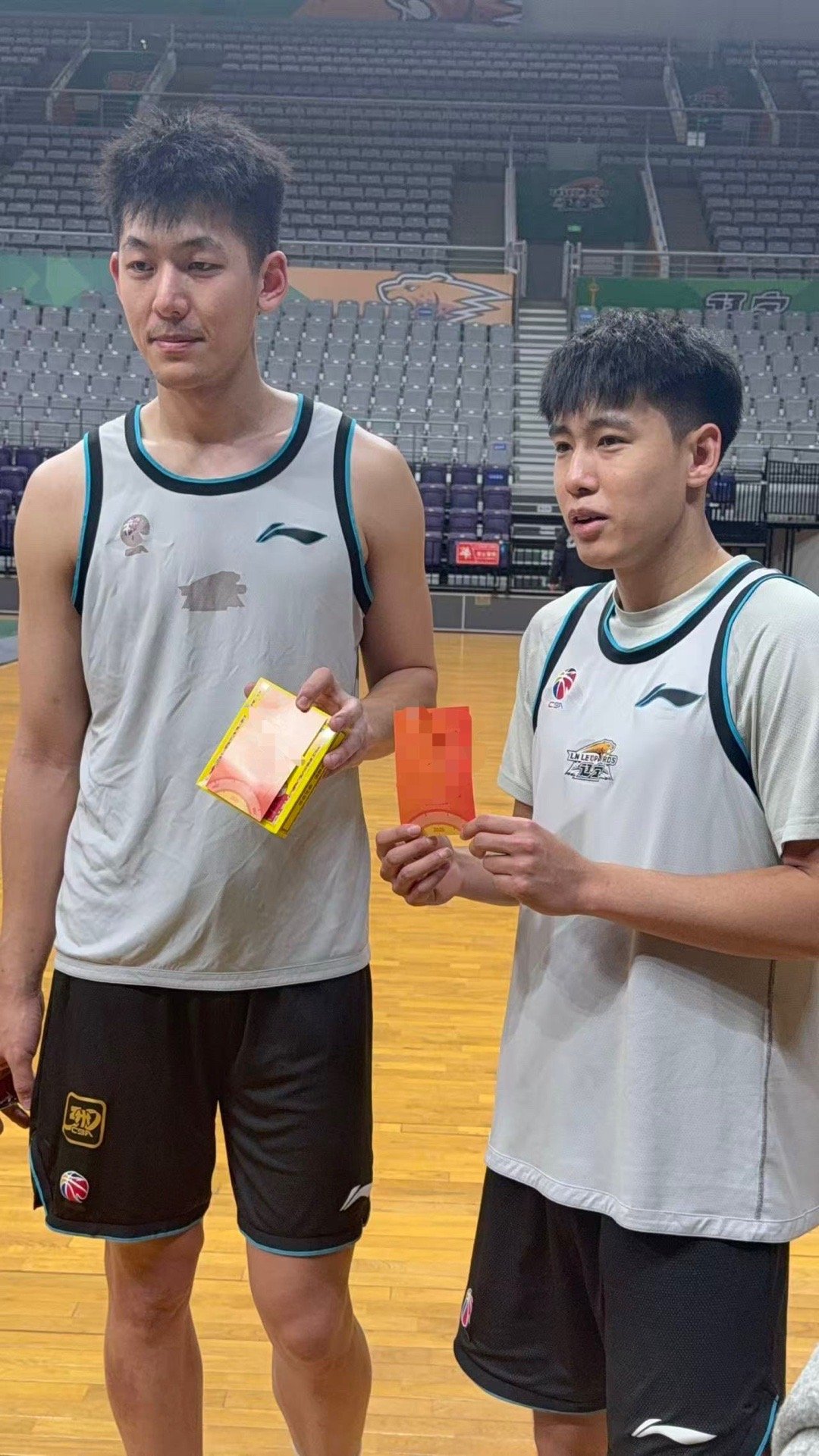 二位帅哥在录制新年祝福视频吧