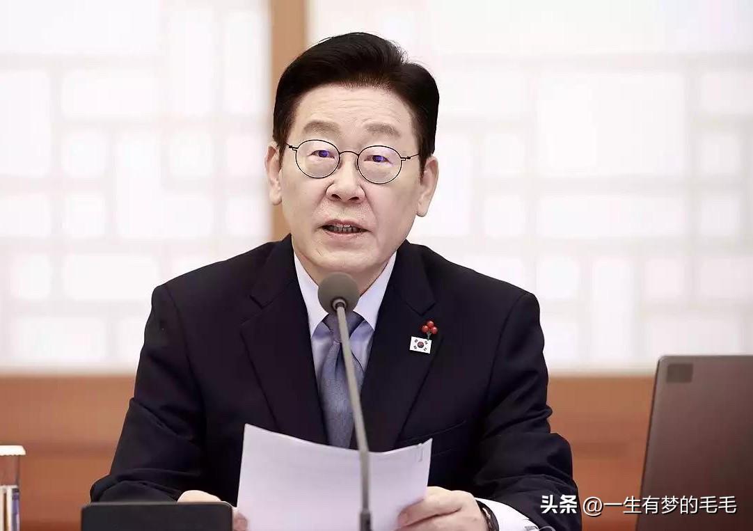 16日，韩国总统李在明在青瓦台尚春斋举办朝野政党领导层午餐座谈会，意在新一年凝聚