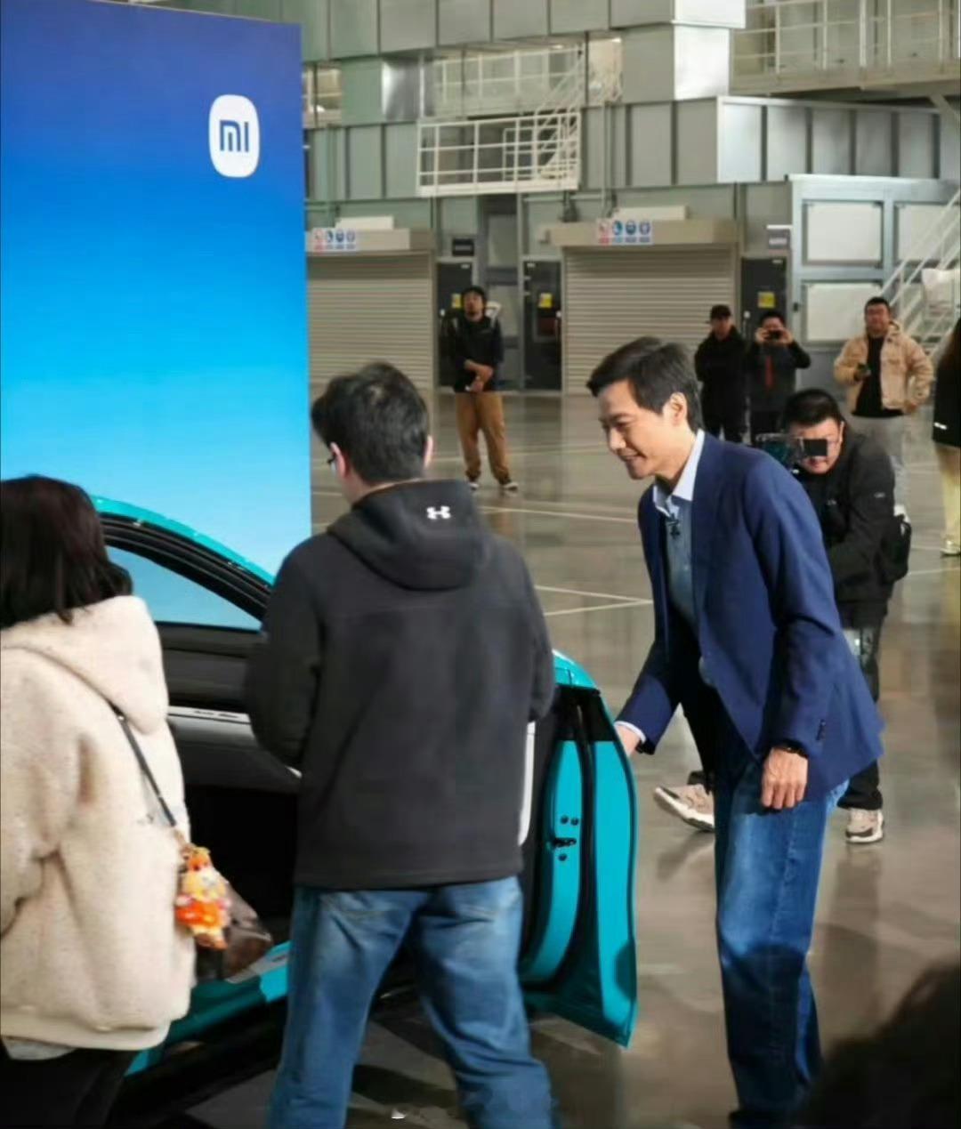 #雷军亲自交付小米su7# 北京提车的兄弟们这波排面拉满了，百亿老板亲自给开车门