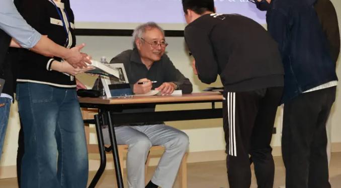 李安谈网飞收购华纳 据台媒，李安在近日出席新书签售会时，谈及网飞收购华纳一事，他