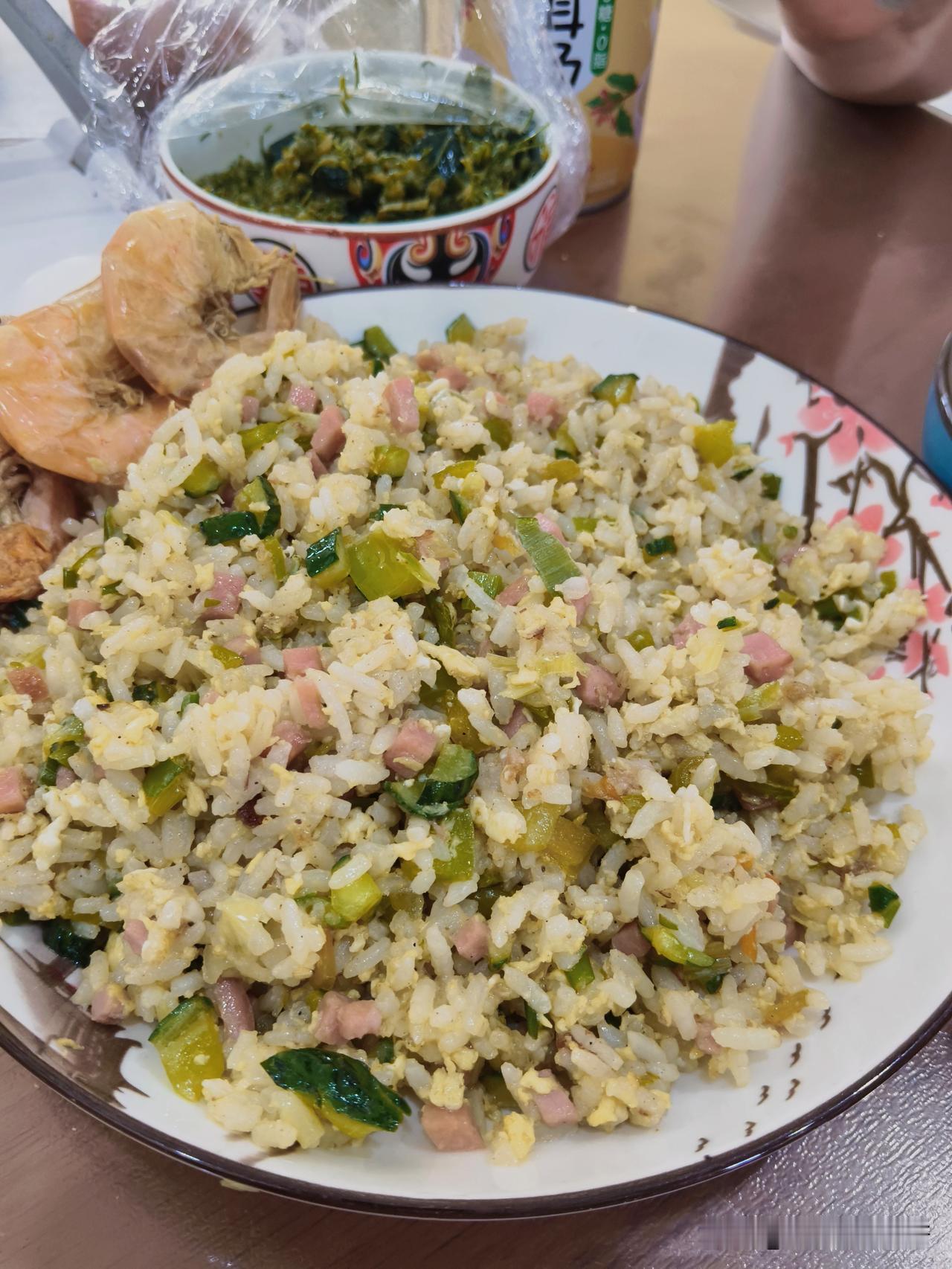 十月三日中午，蛋炒饭。十一点多，她问，你吃啥呀？俺不饿，不吃了！说着走进卧室。