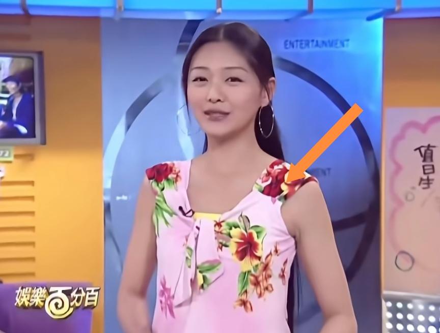 看到大S早期穿的这件无袖粉色印花夏装，莫名觉得特别眼熟。虽说款式放到现在确实已经