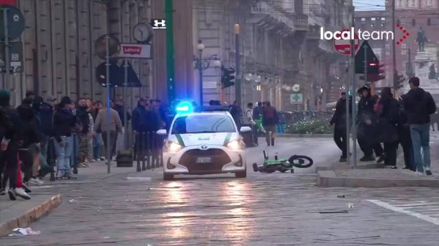法国之外，意大利也乱了。大规模抗议演变成骚乱，抗议者打砸警车，警察驾车匆忙撤离。#欧洲多国爆发示威#