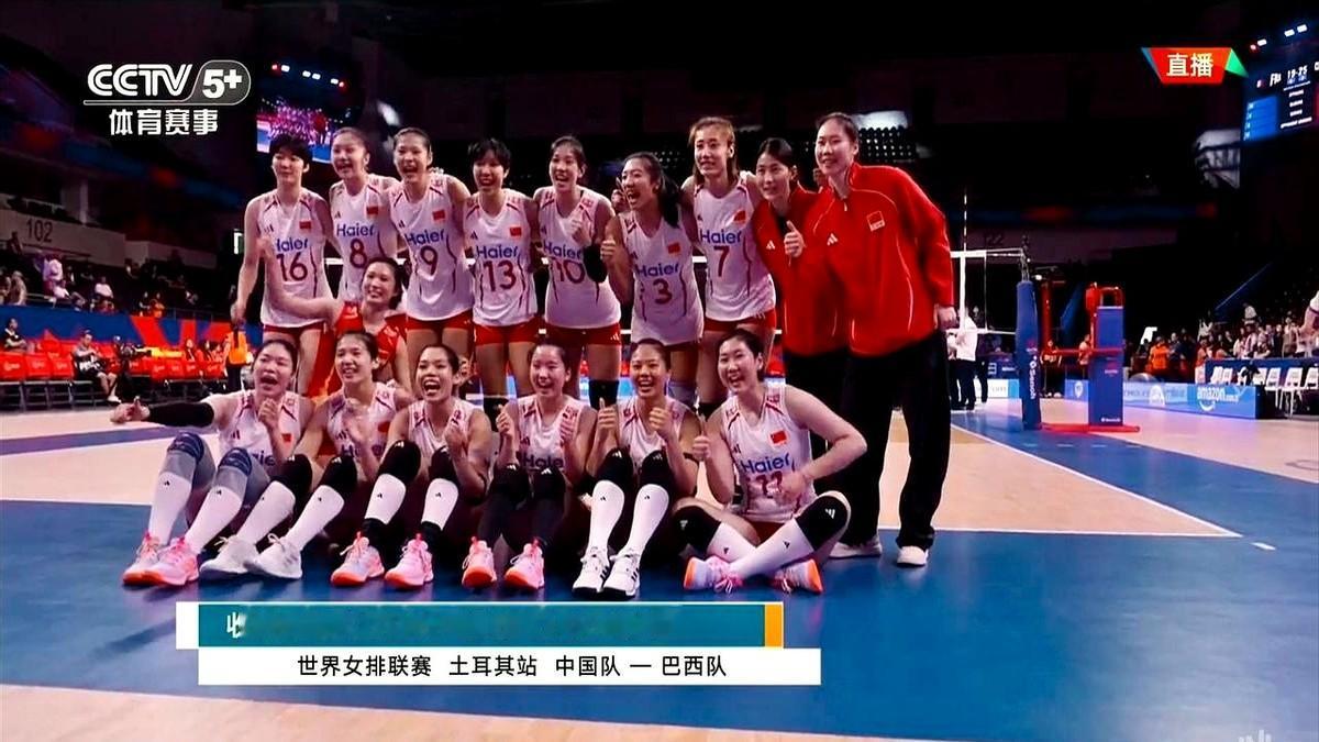 中国女排完美复仇法国女排，打出了这支队伍上行的锐气。
小将们在场上火力全开，老队