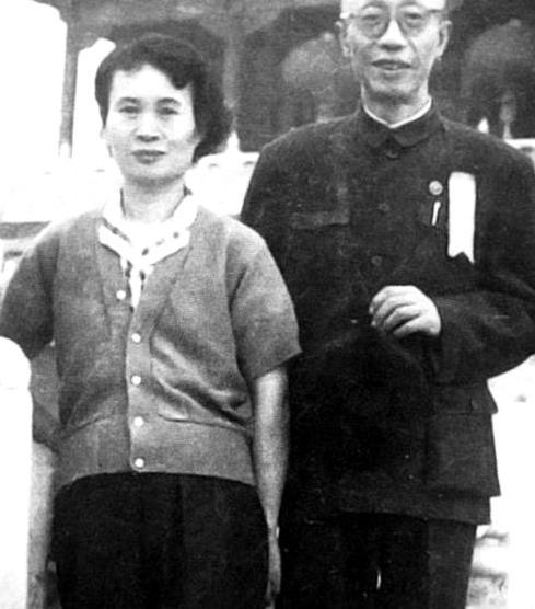 1962年，时年56岁的末代皇帝溥仪迎娶38岁的护士李淑贤。新婚之夜，溥仪亮着明