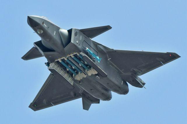 歼-20在空战中的优势主要体现在隐身、超机动与体系协同三个核心维度。

首先，作