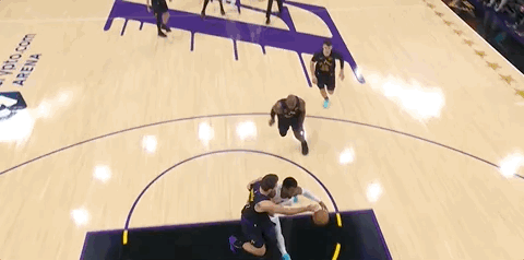 詹姆斯追帽！这次受害者是米切尔！

今天，湖人队坐镇主场背靠背迎战骑士队，41岁