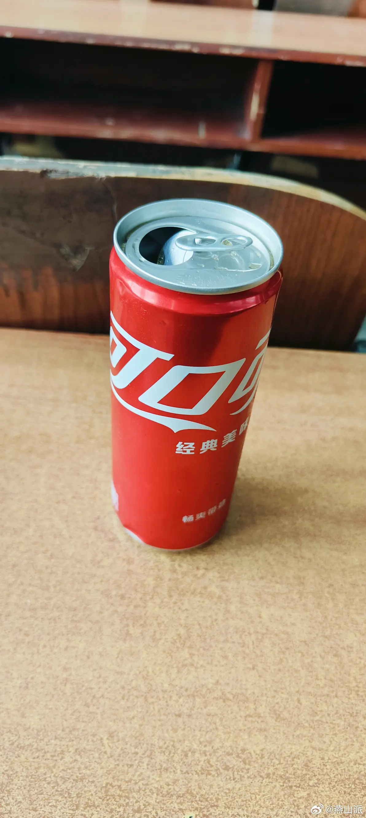 爱直接对嘴喝饮料的人天塌了 你以为不对嘴喝就没事了？遇到这种拉环直接翻进罐里的饮