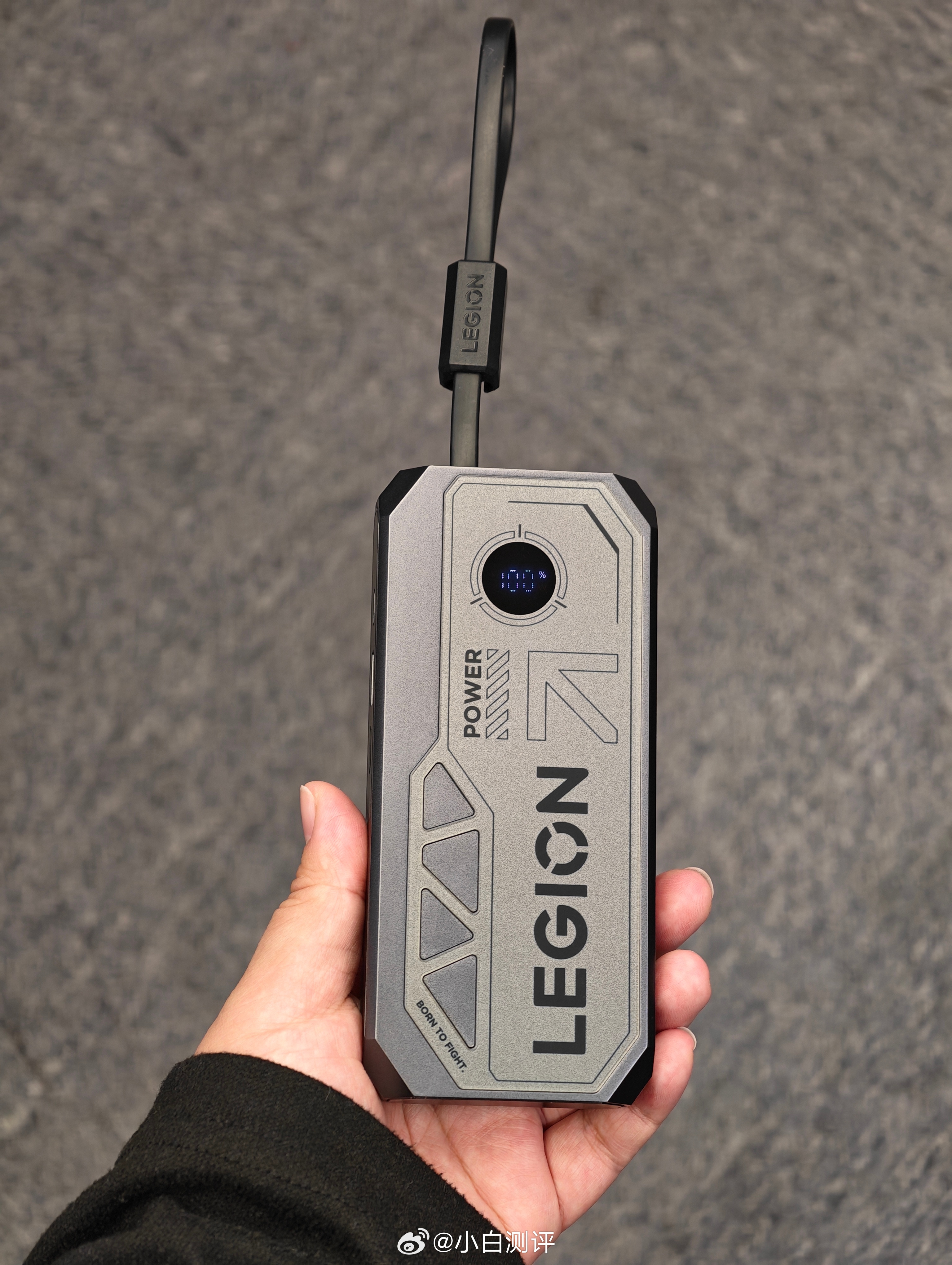 前两天拯救者发布Y700五代的时候还发了个10000mAh自带线移动电源P5，单