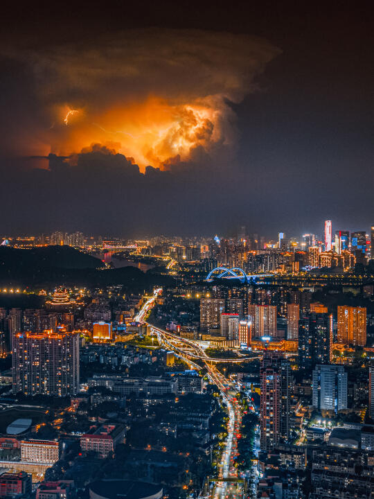 夕阳没拍到却意外拍到了雷暴下的南宁好震撼