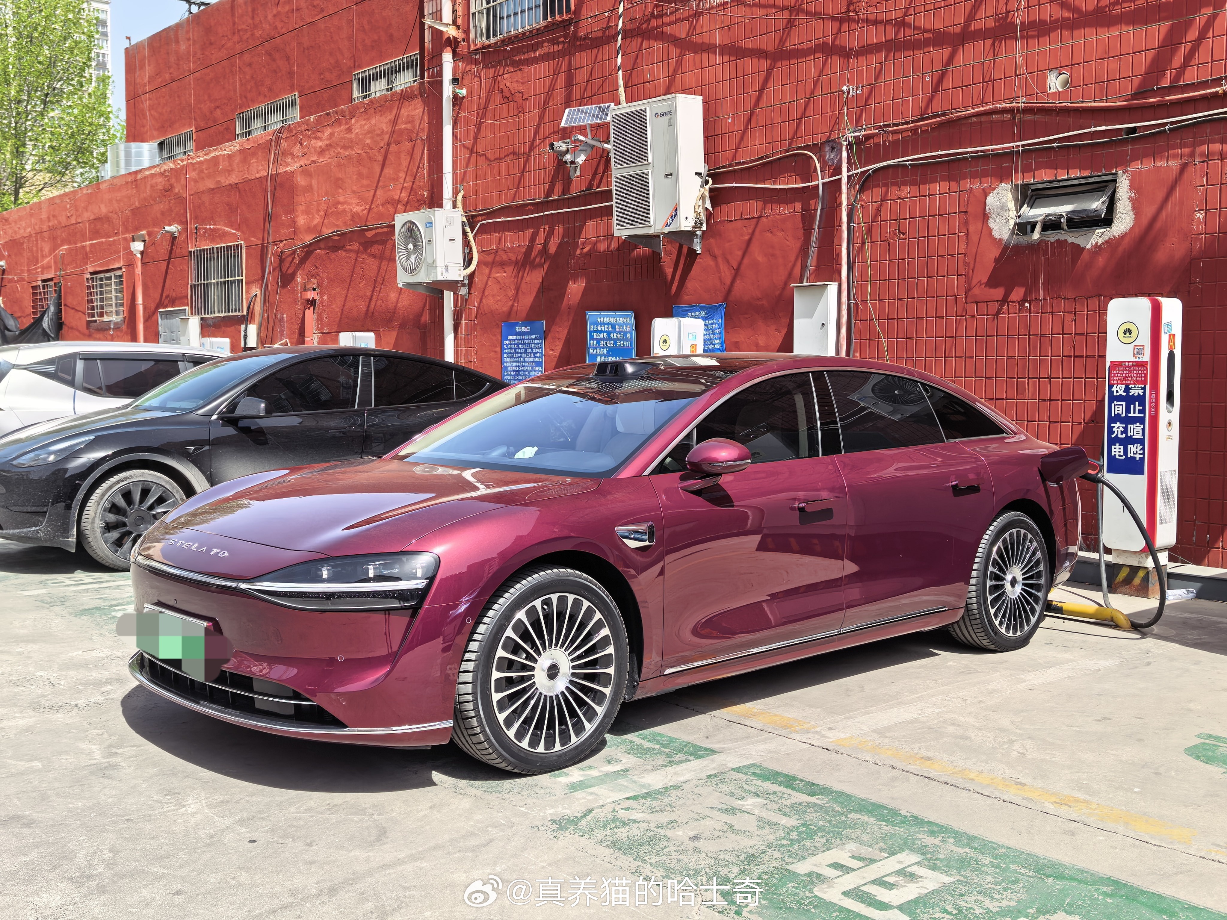 充电碰到个同色的享界S9，他是25款的，还没标，我这个有标了，都是增程Ultra