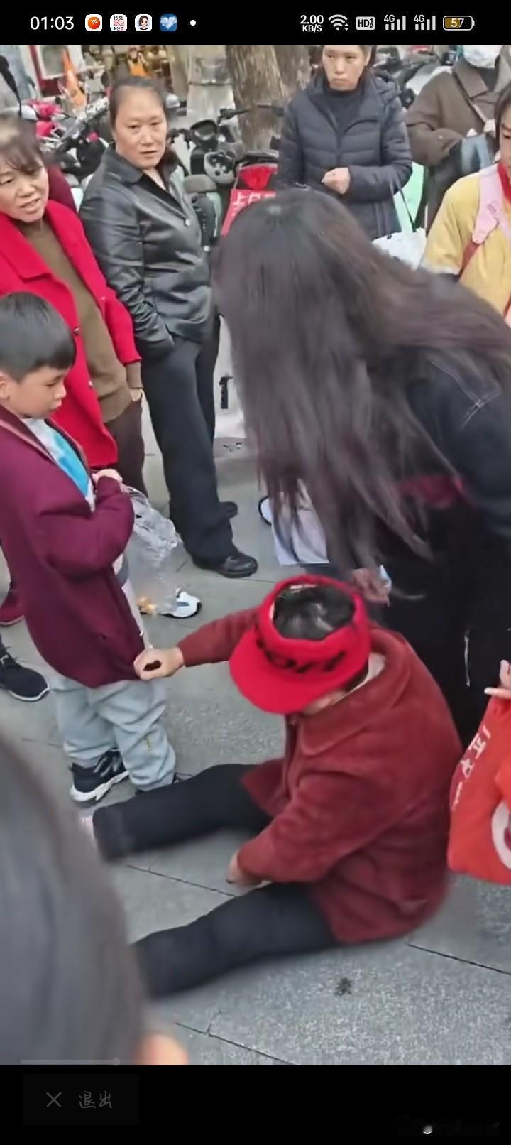 这老人也真是丧心病狂，连小孩都要碰瓷。老年人碰瓷