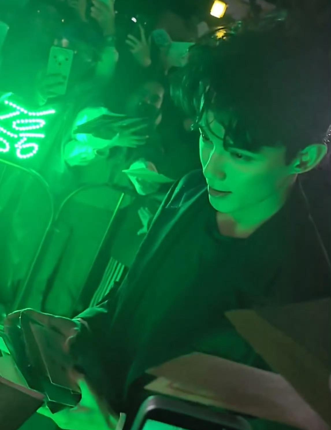 这个距离看吴磊，心里还能想着送信的姐们，做什么都会成功的，不好色这点已经赢麻了大