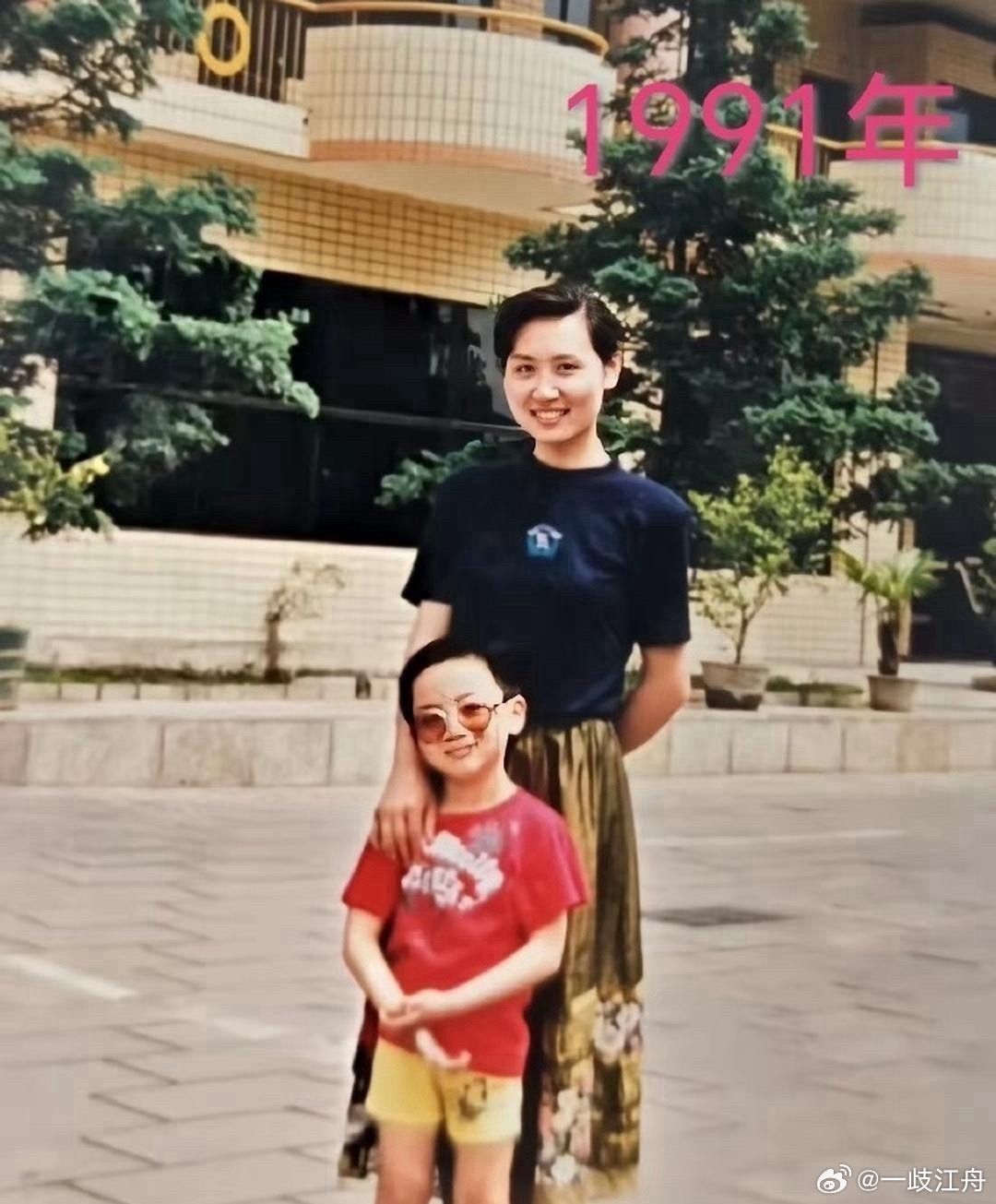 两张照片中间隔着34年 ​​​