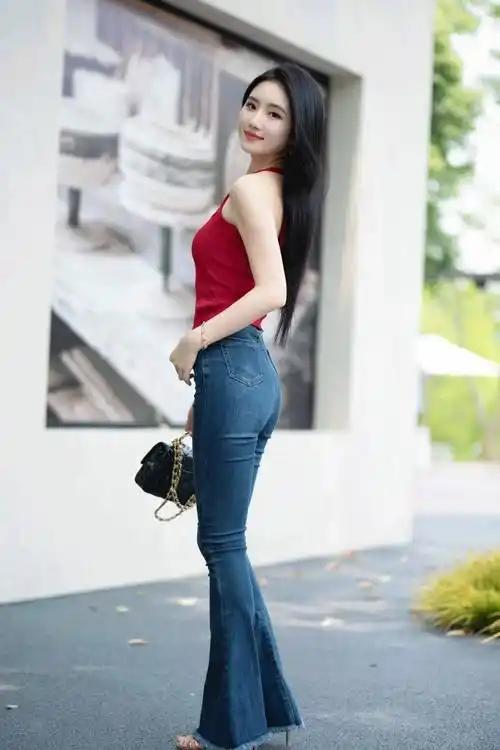 年轻女生喜欢穿牛仔裤，是因为它集百搭、显瘦、舒适与个性表达于一身，既是穿搭“万能
