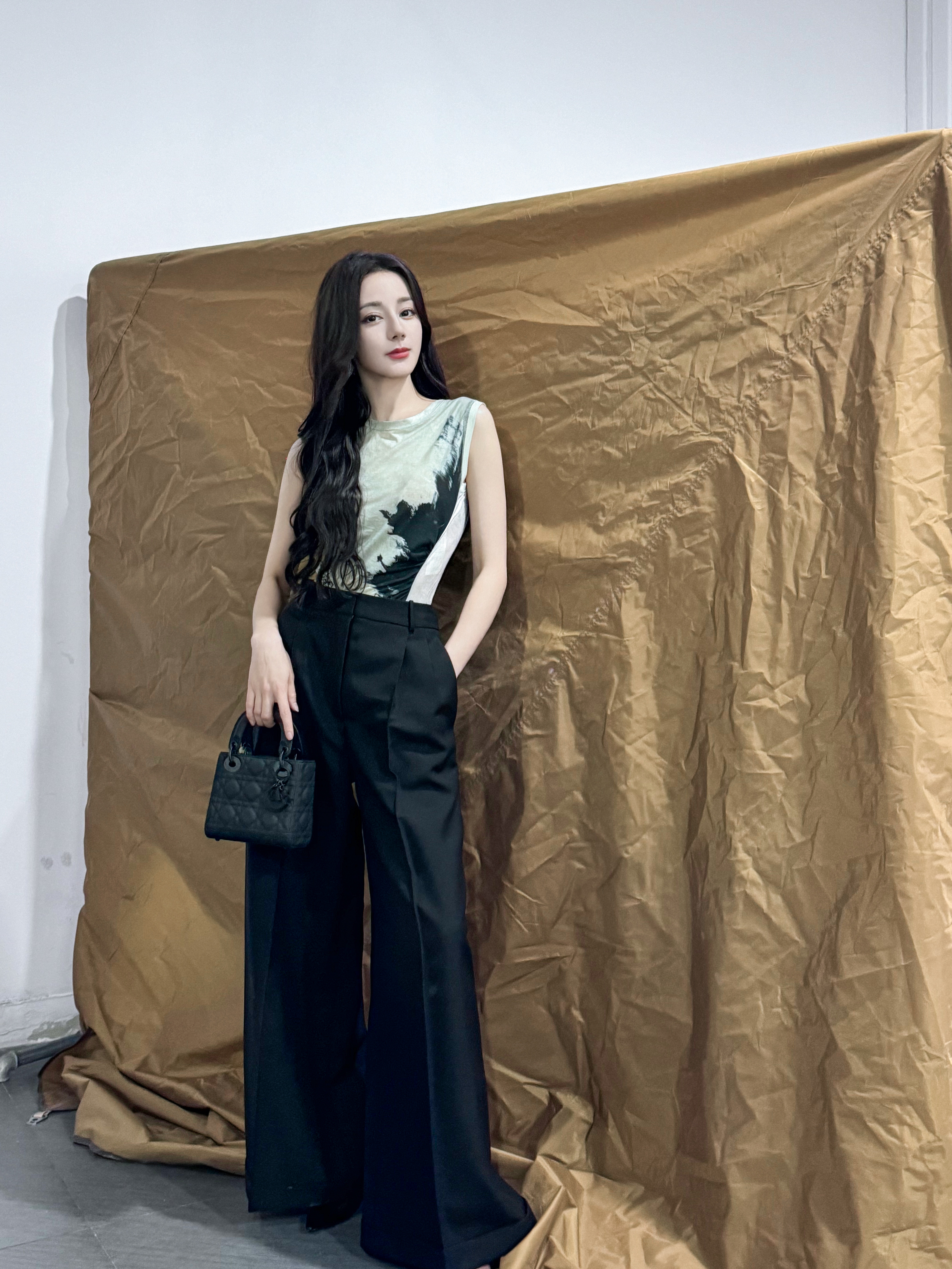 #迪丽热巴慵懒风休闲穿搭#  叮咚，迪丽热巴周末彩蛋掉落~慵懒风休闲穿搭，巴巴直