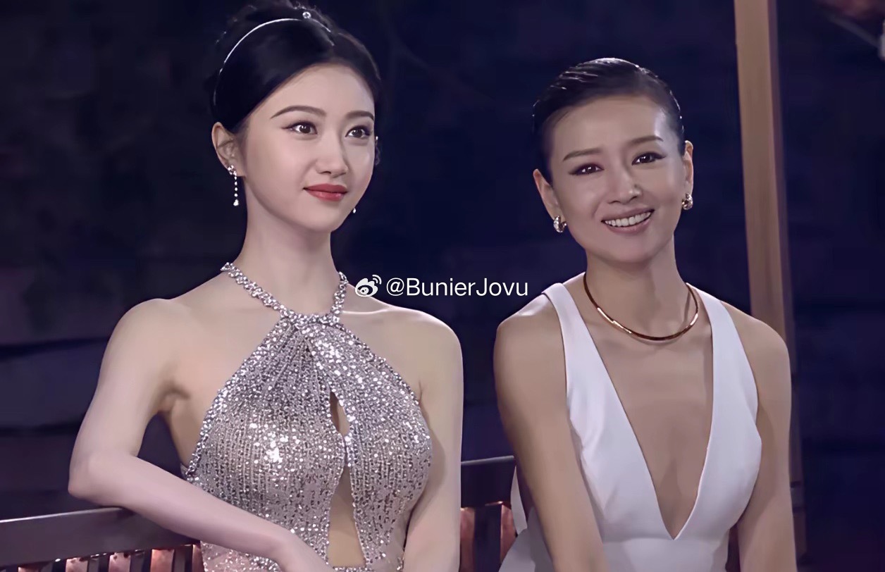 看看景甜和董洁的合影就知道，为什么景甜被称为人间富贵花了！ ​​​
