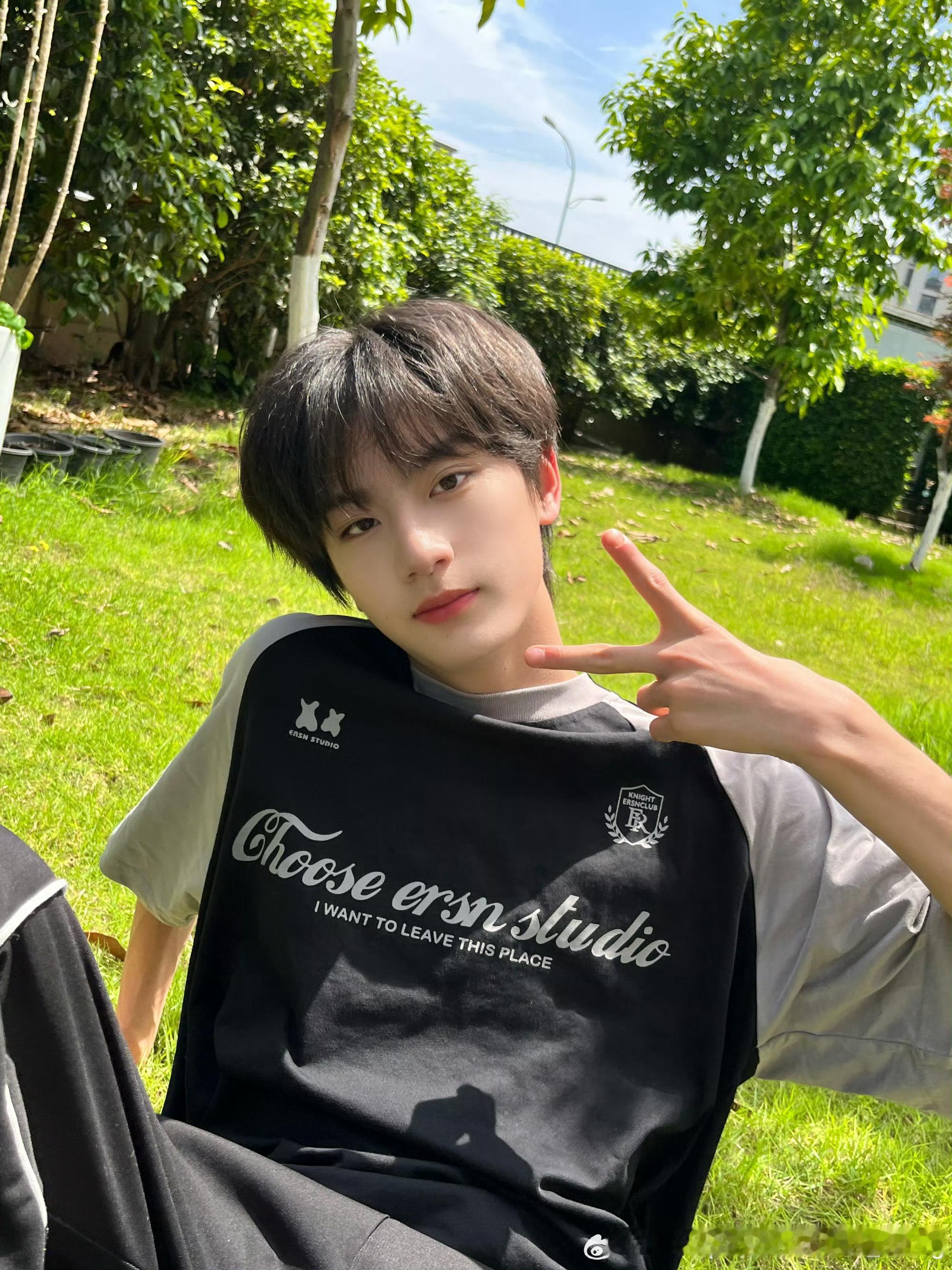 李煜东真正的大帅哥是不需要用镜头畸形、恶意截图、练习室没带妆素颜洗地解释的呦～我