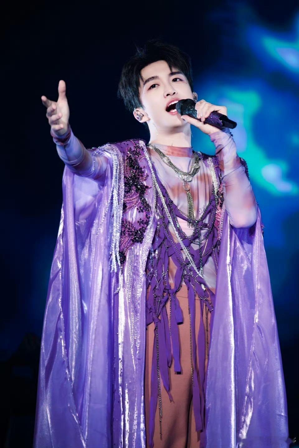 黄子弘凡深圳演唱会 开场就感受到满场的快乐，跟着节奏拍手的感觉太妙～ 《Do U