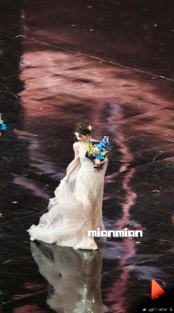 张予曦舞台上提裙这一幕Princess不一定需要骑士，给自己提裙的👸更是绝绝子