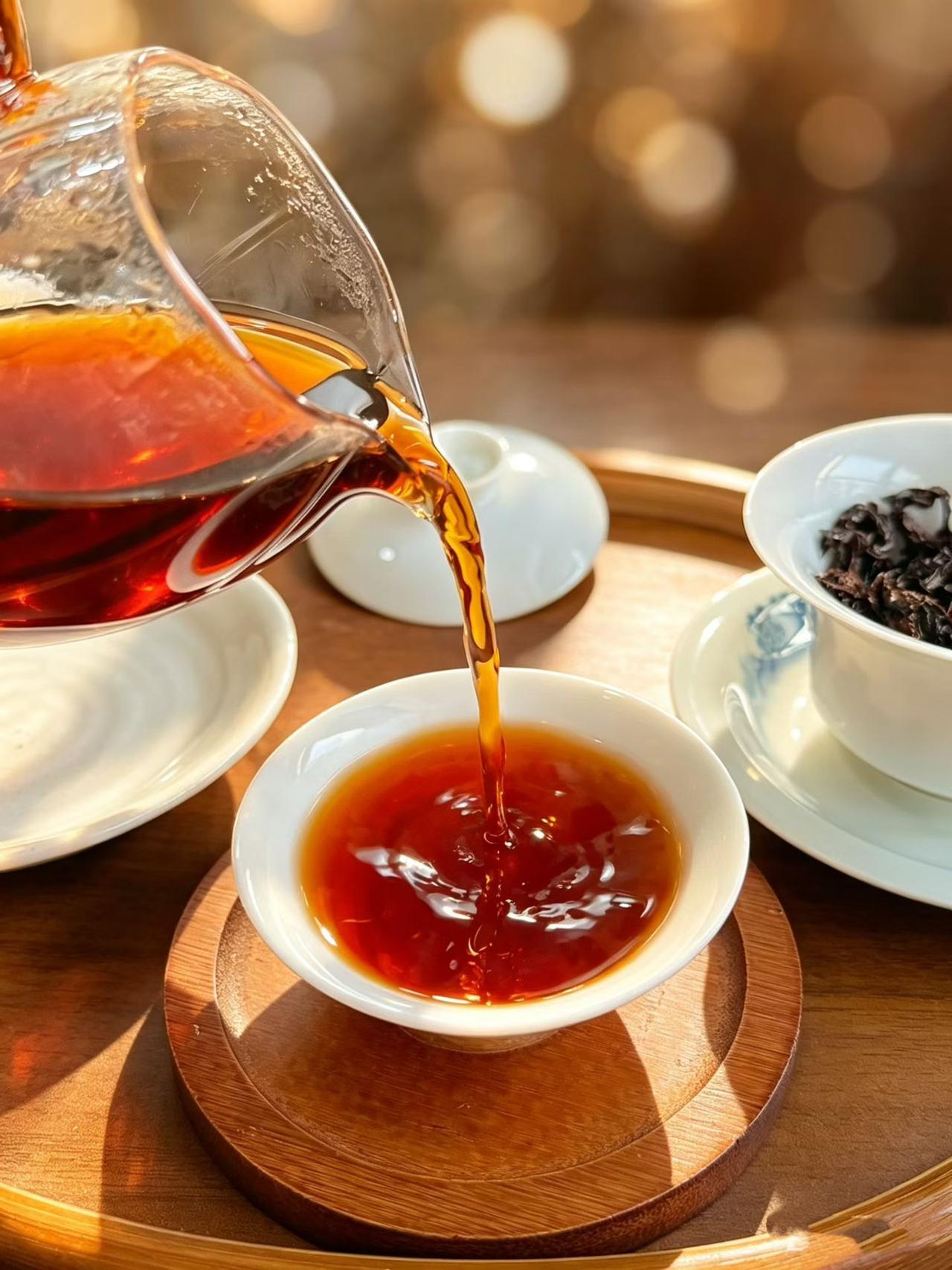 【品茗时刻】一盏栀子花普洱熟茶，茶汤红艳温润。栀香萦绕熟普醇和，闲时观剧品茶，于